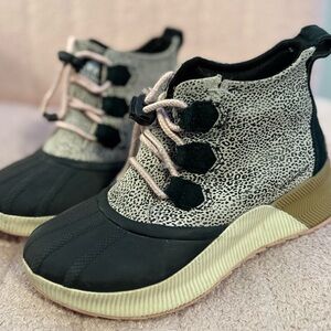 Sorel girls winter boots